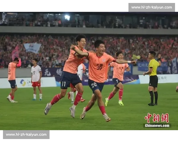 苏超赛场现 散装家庭:父母为连云港助威,子女为苏州呐喊 苏超赛场现 散装家庭:父母为连云港助威,子女为苏州呐喊